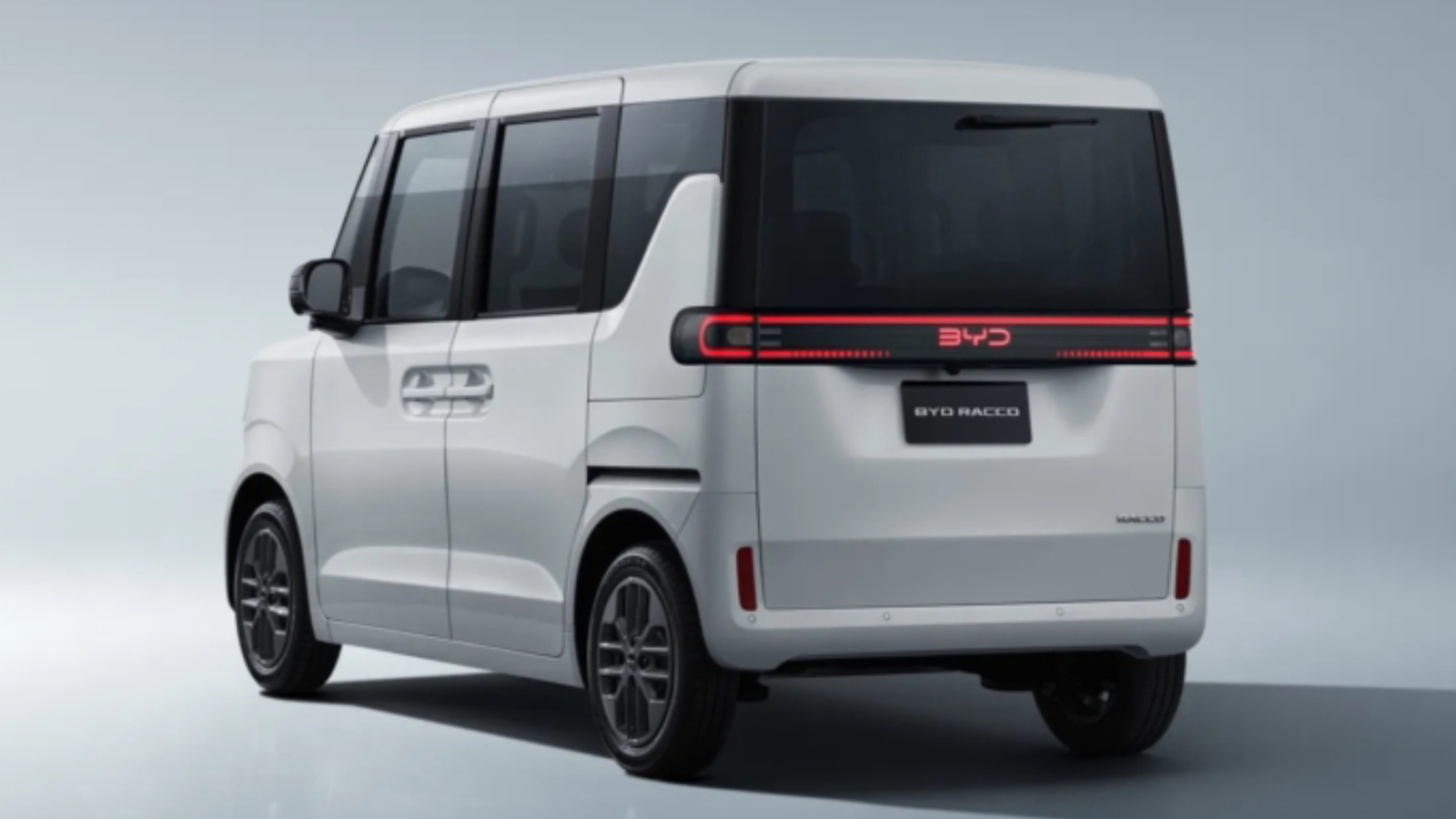 Η BYD διαθέτει ήδη στην Ιαπωνία το Racco, ένα μικρό ηλεκτρικό αυτοκίνητο μήκους 3,4 μέτρων, σχεδιασμένο ώστε να ανταποκρίνεται στους περιορισμούς της ιαπωνικής νομοθεσίας για τα kei cars.